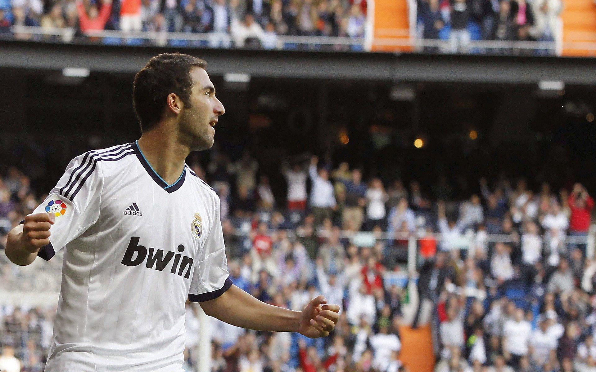 布兰奇菲尔德强势卫冕，刘易斯逆转罗马诺夫—UFC格斗之夜精彩回顾